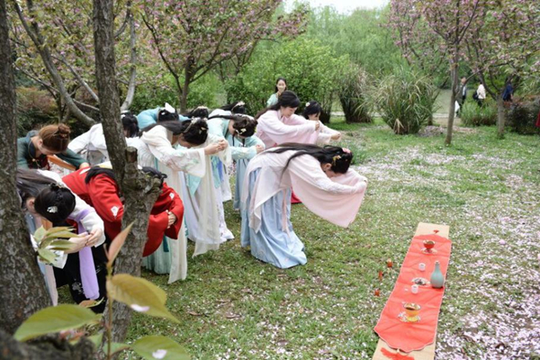 贵州大学学生社团汉风府花朝节祭祀踏青活动举行