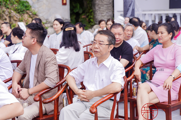 当天下午,由贵州著名文化学者,贵州省文史研究馆原馆长顾久教授带来的