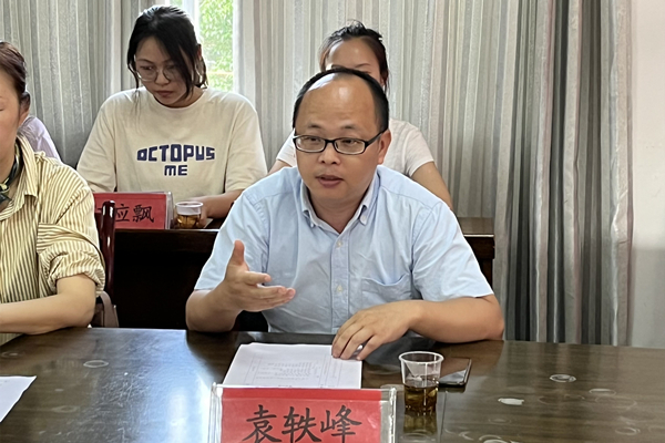 袁轶峰围绕所编著《狂欢与日常的古苗寨:清江村》一书,谈到丛书编撰